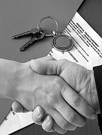 El porqué de este título lo tenemos en las condiciones cada vez más difíciles que tiene el dueño de una vivienda para ponerla en alquiler. En efecto, en el 2015 soplan vientos desfavorables con la desaparición de muchas deducciones fiscales para los arrendadores.
Esto entra un poco en contradicción con la pequeña subida del alquiler frente a la propiedad